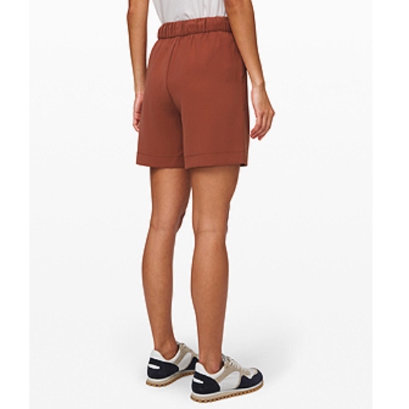 Lululemon Noir Short 5.5" Wrinkle-free Shorts - Picture 2 of 7